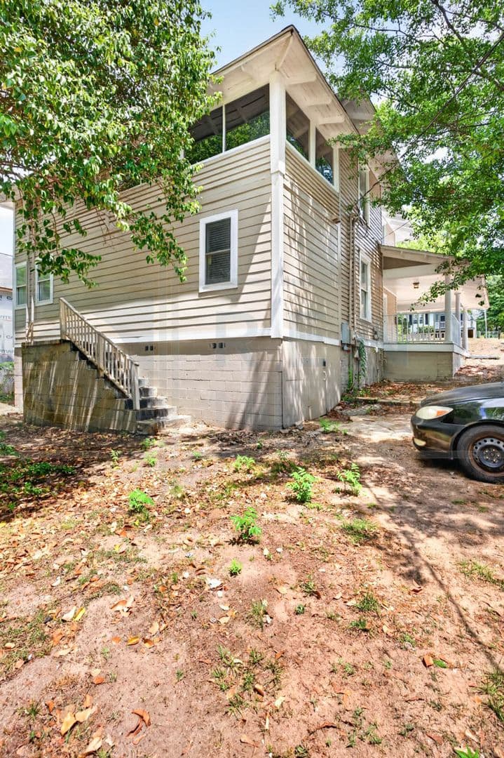 Columbia Apartment: 2901 Park St.