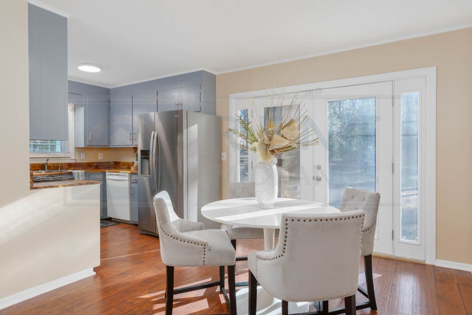 Columbia House: 2532 Parkwood Dr