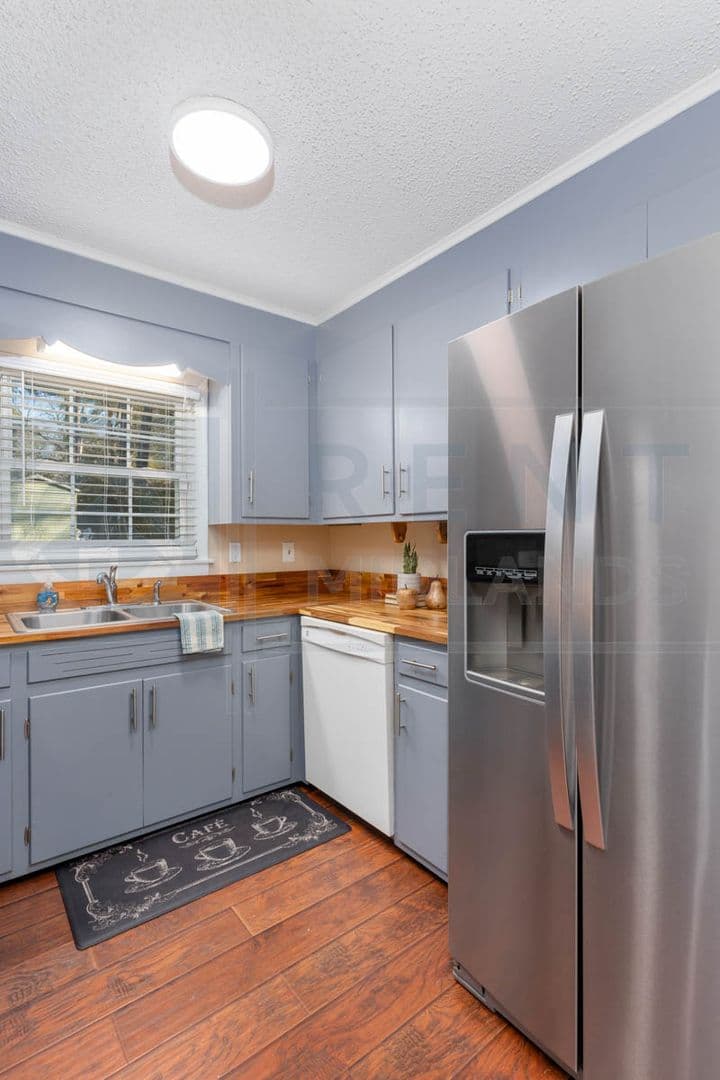 Columbia House: 2532 Parkwood Dr