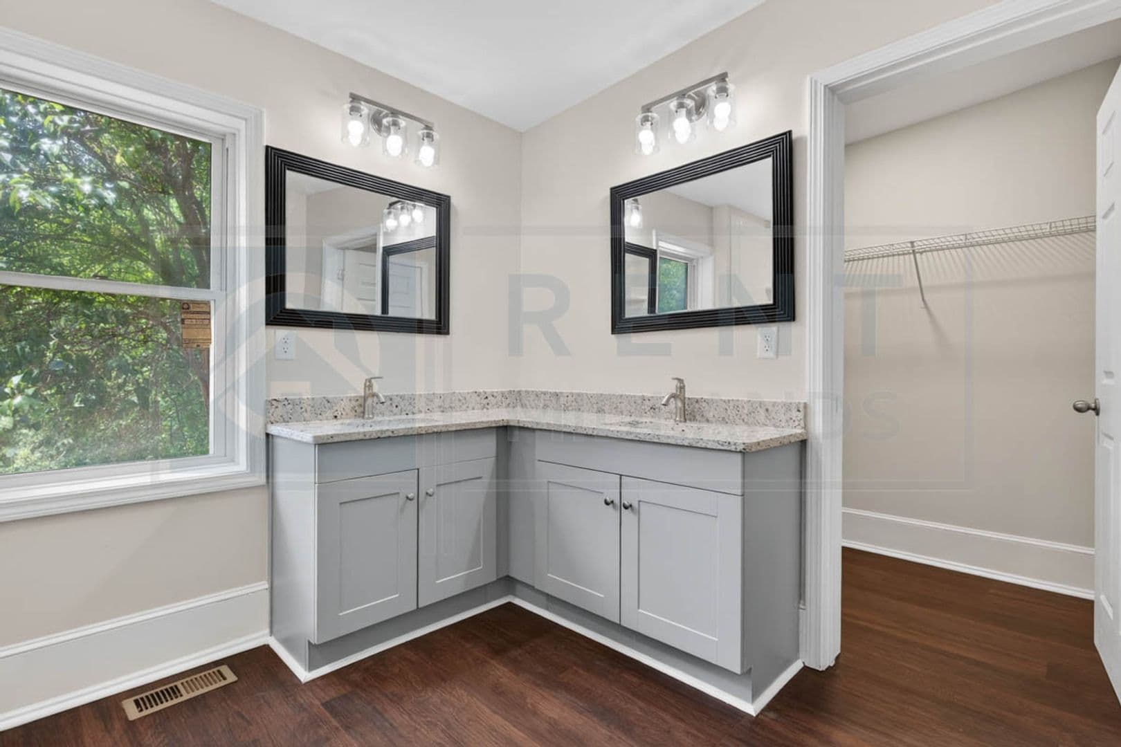 Columbia Apartment: 2901 Park St.