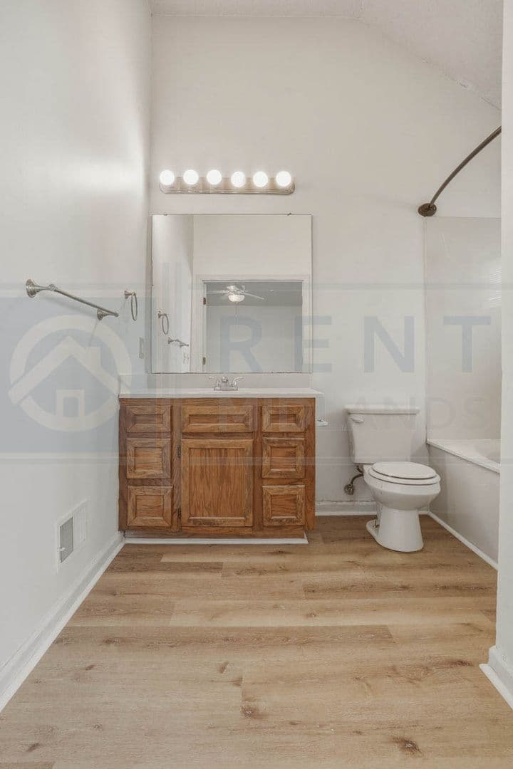 Columbia House: 6 Huntcliff Ct.