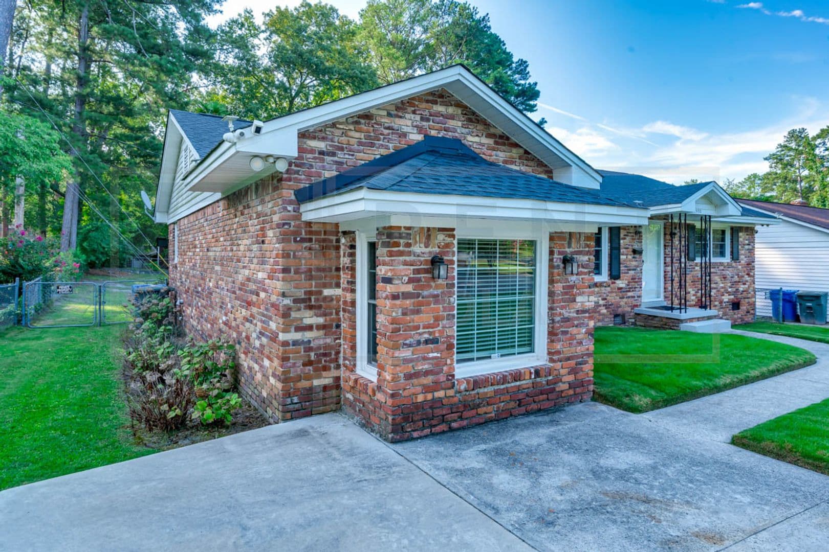 Columbia House: 2532 Parkwood Dr