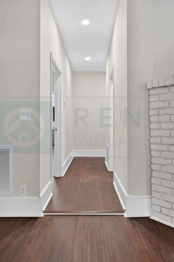 Columbia Apartment: 2901 Park St.