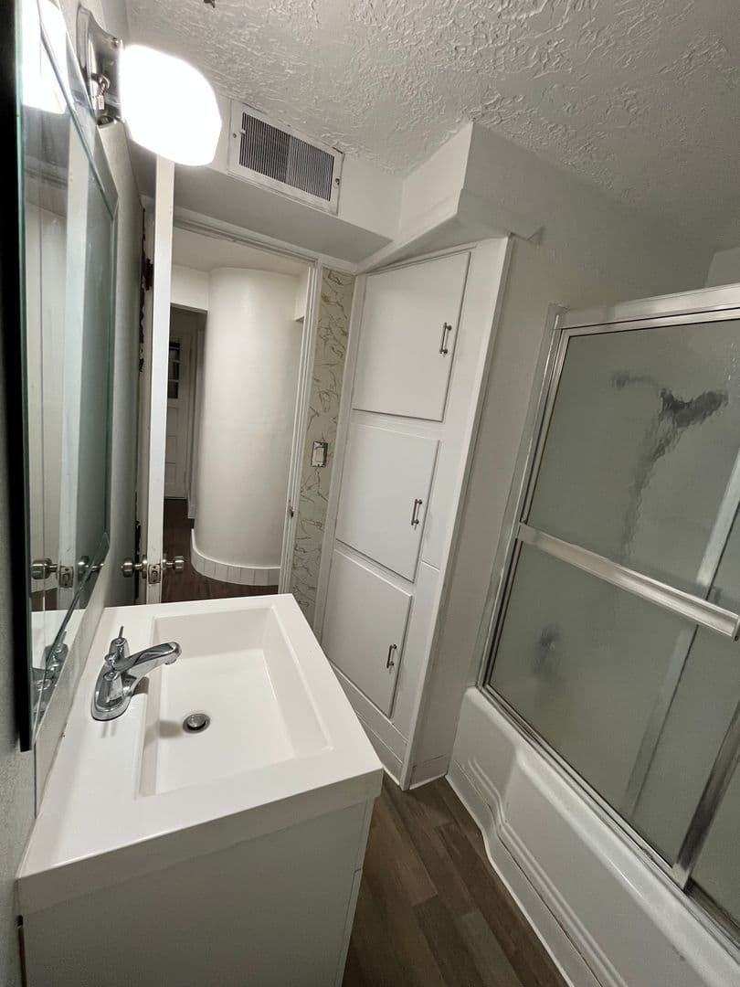 Billings House: 1038 Lewis Ave