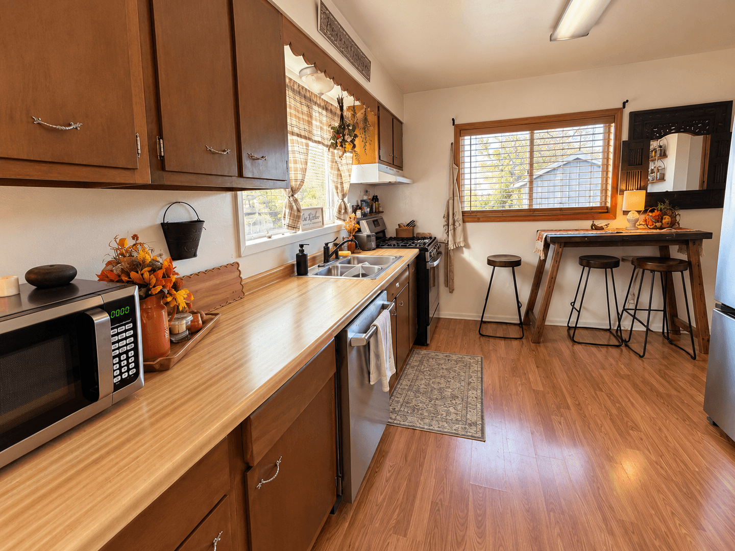 Laurel House: 702 6th ave