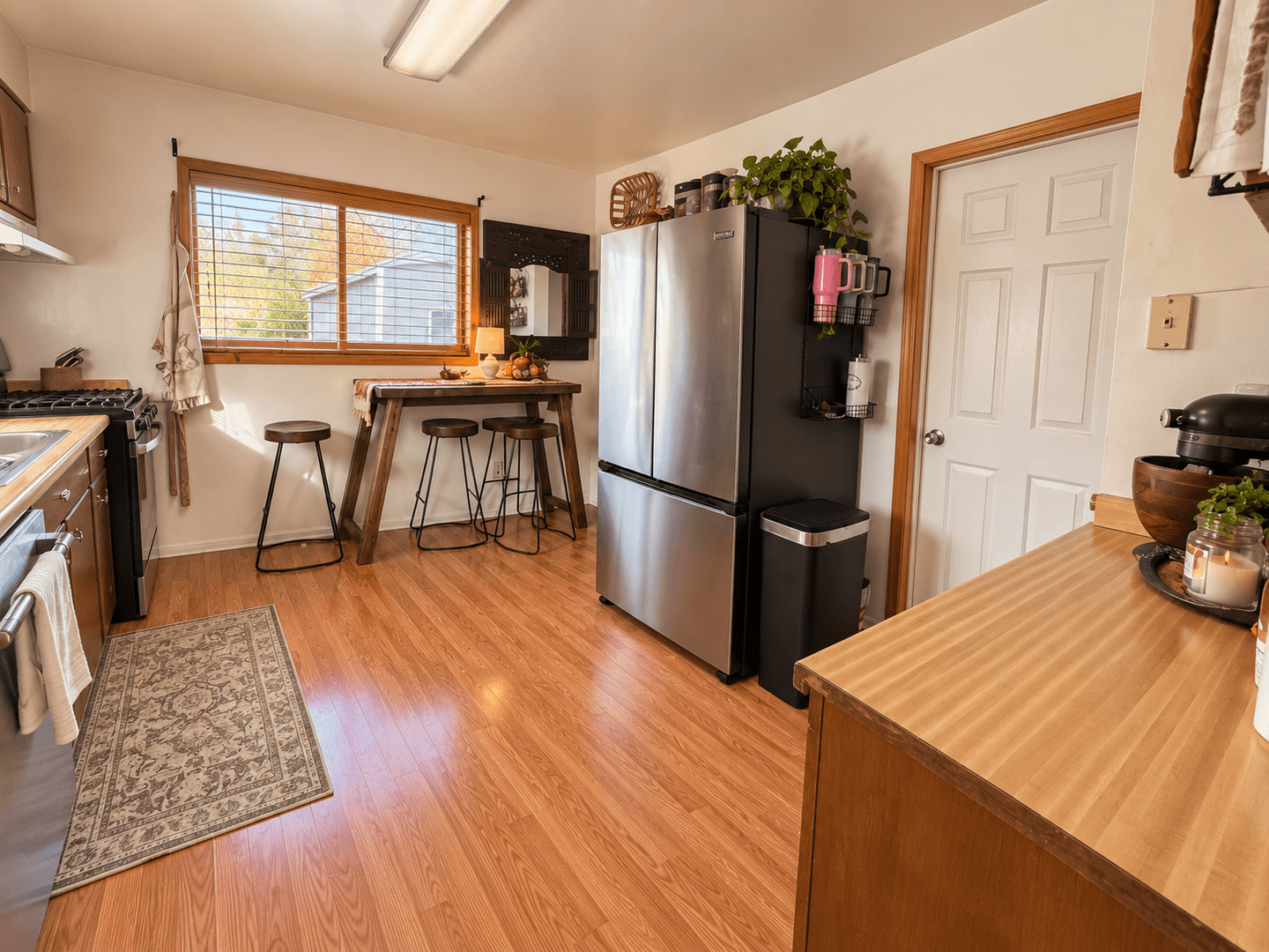 Laurel House: 702 6th ave