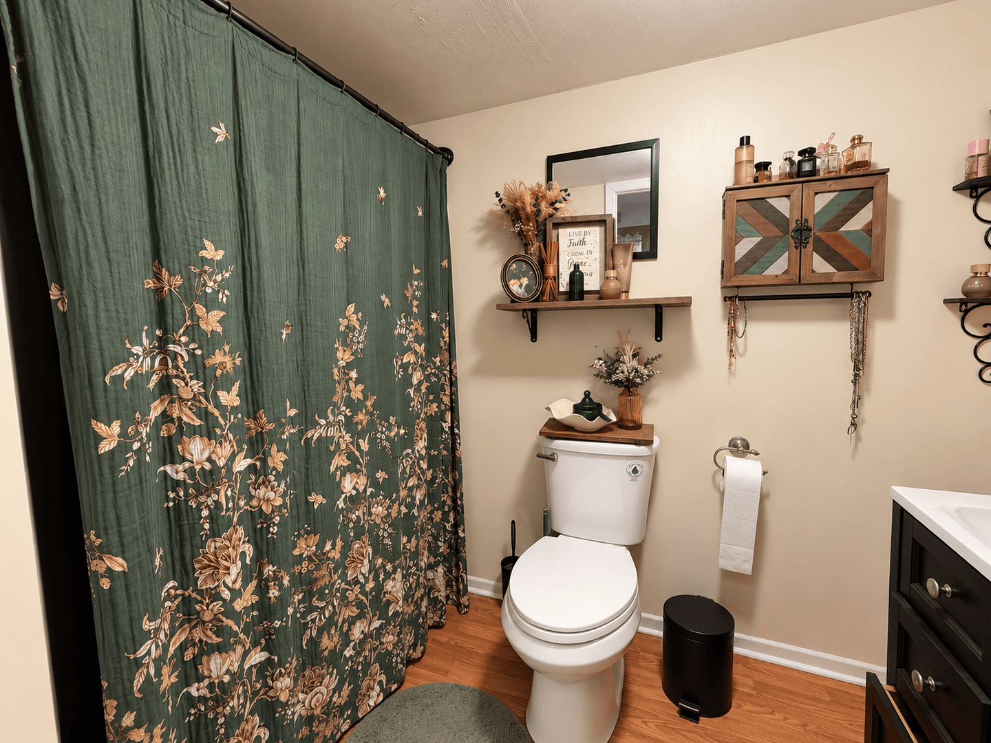 Laurel House: 702 6th ave