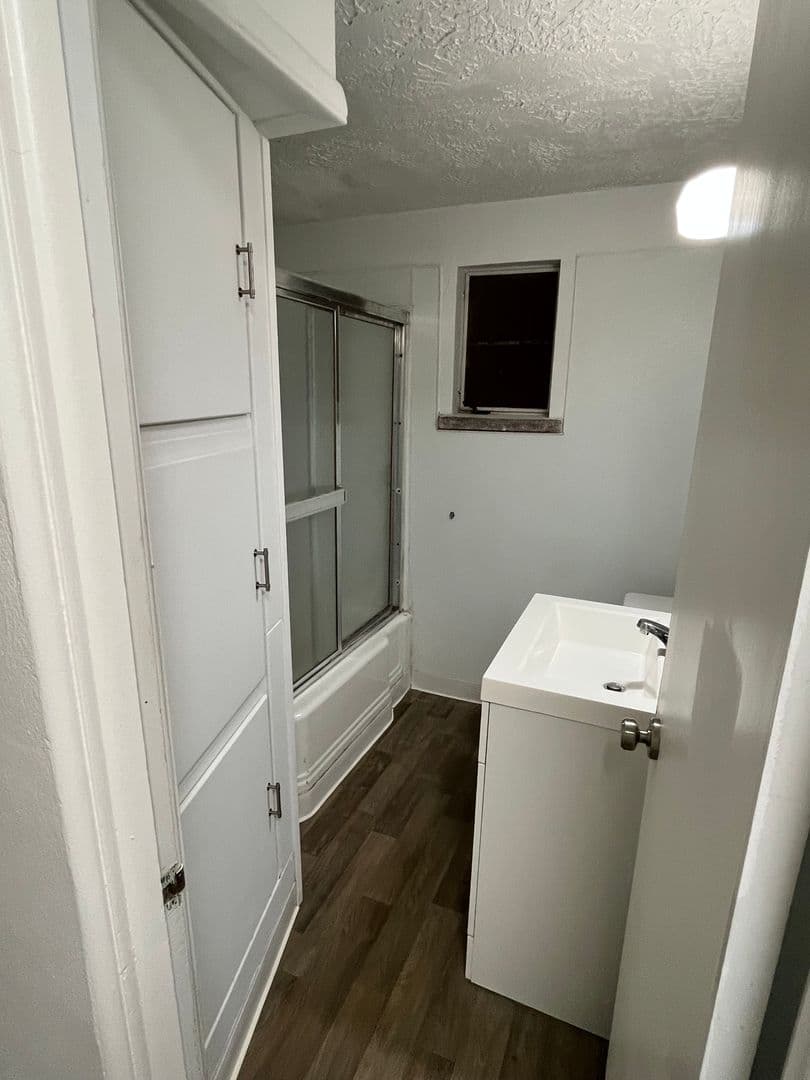 Billings House: 1038 Lewis Ave
