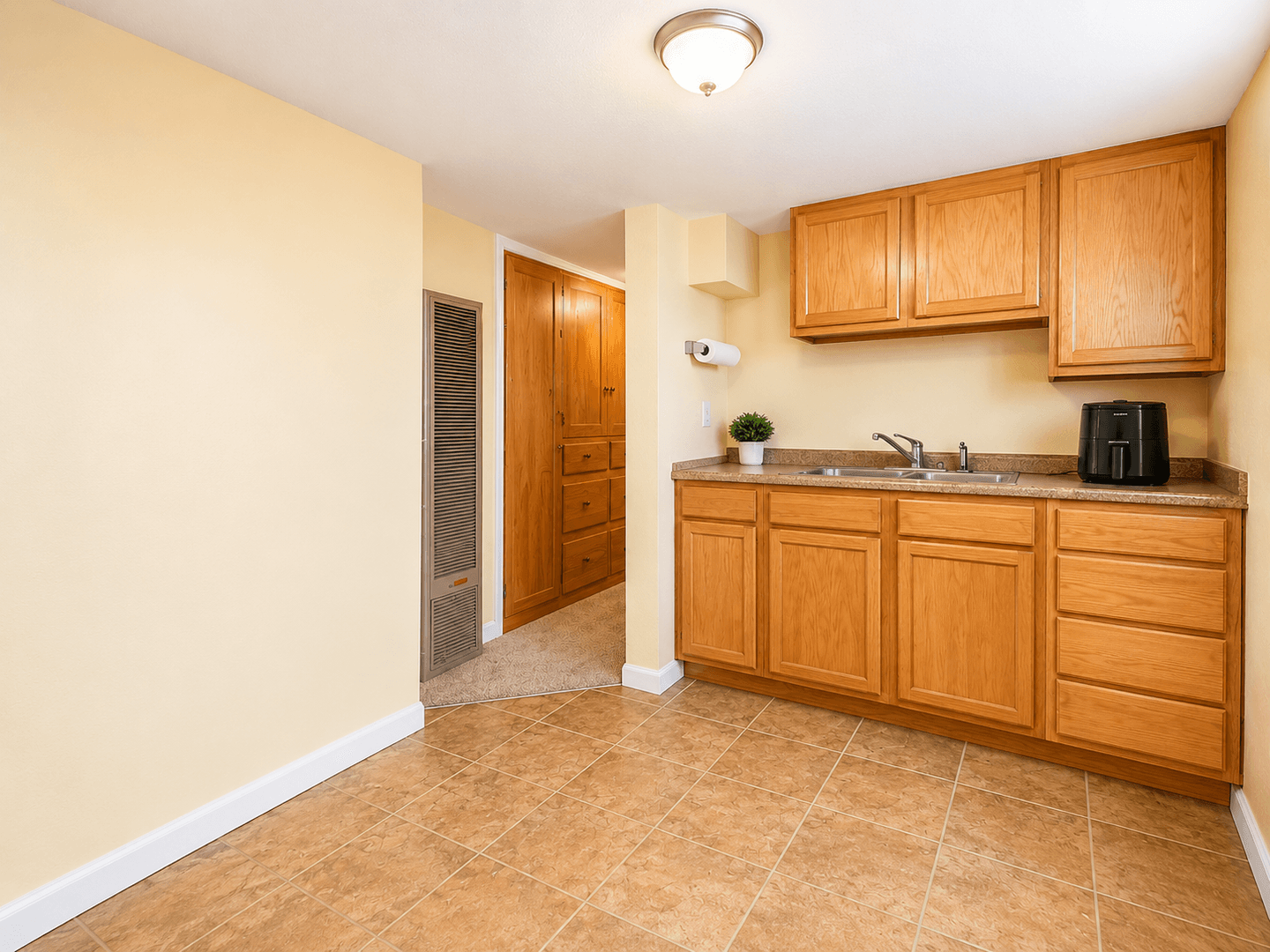 Billings Apartment: 21 Grand Avenue