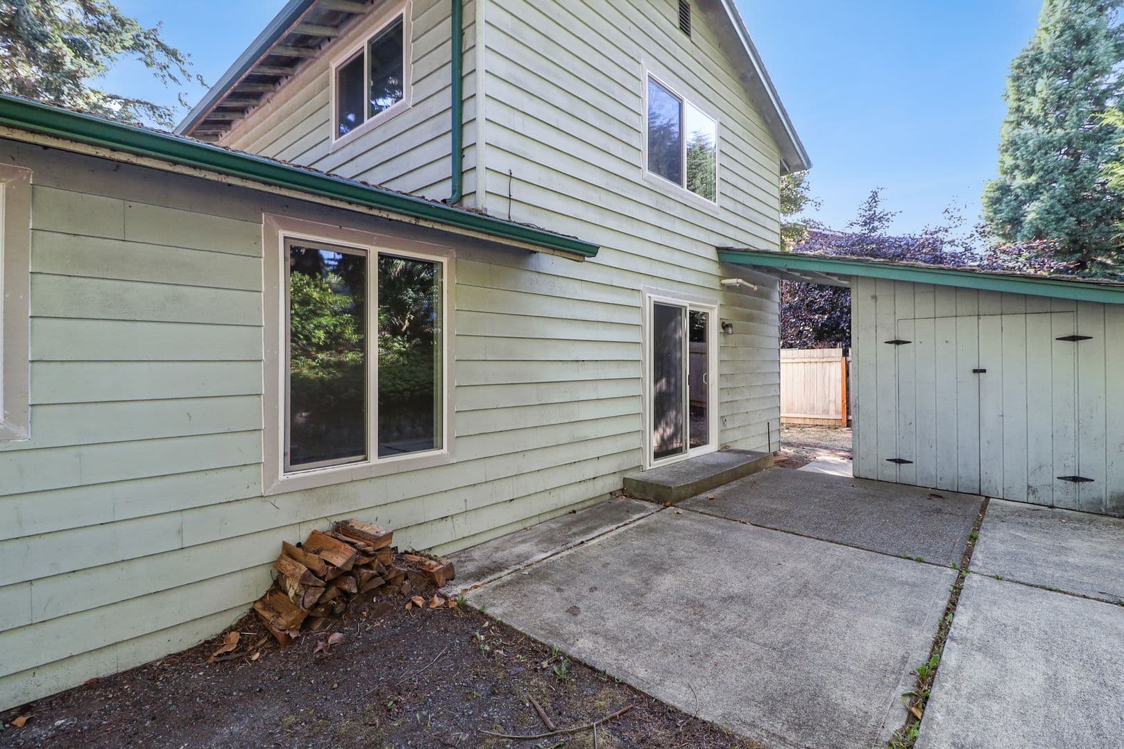 Oak Harbor House: 2186 Crosswoods Cir