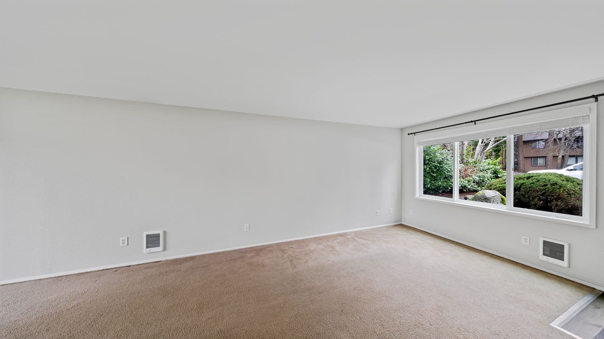 Oak Harbor Apartment: 1100 Sw Harrier Cir #2