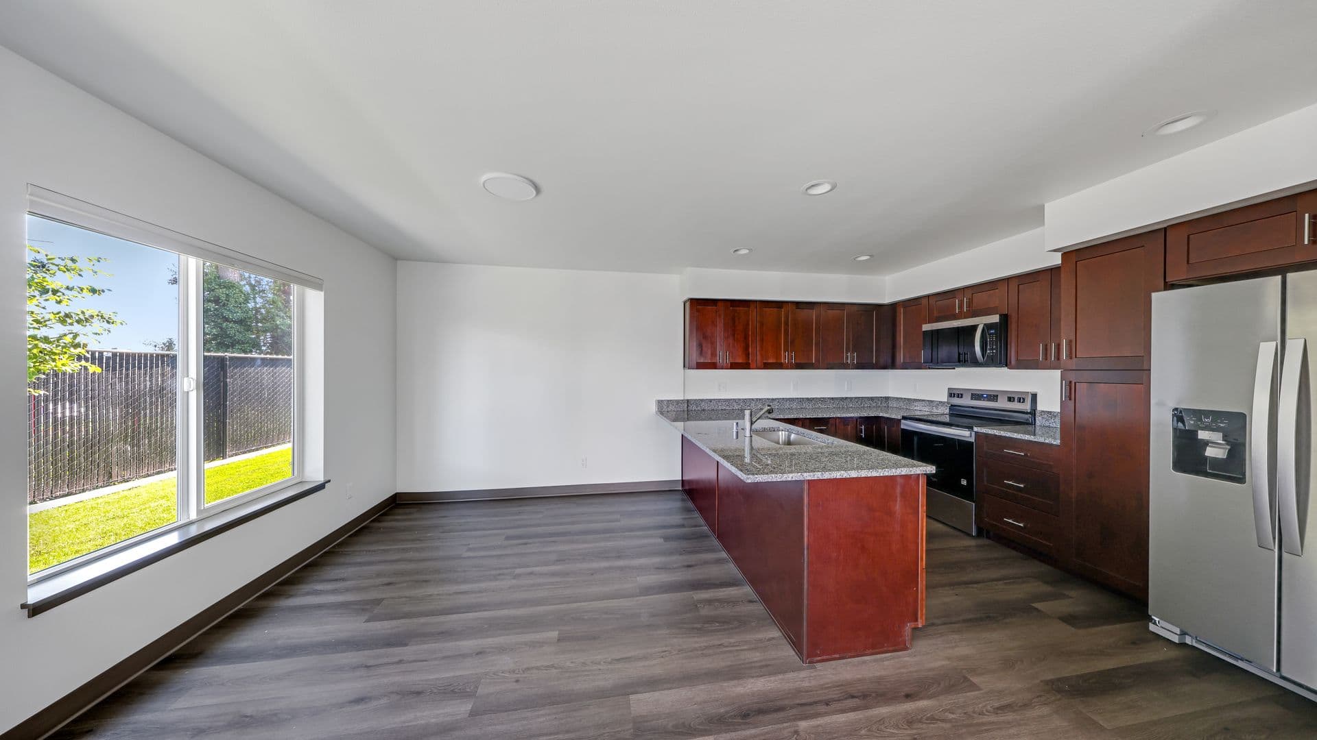 Oak Harbor Townhome: 120 Ne 10th Ave #G2