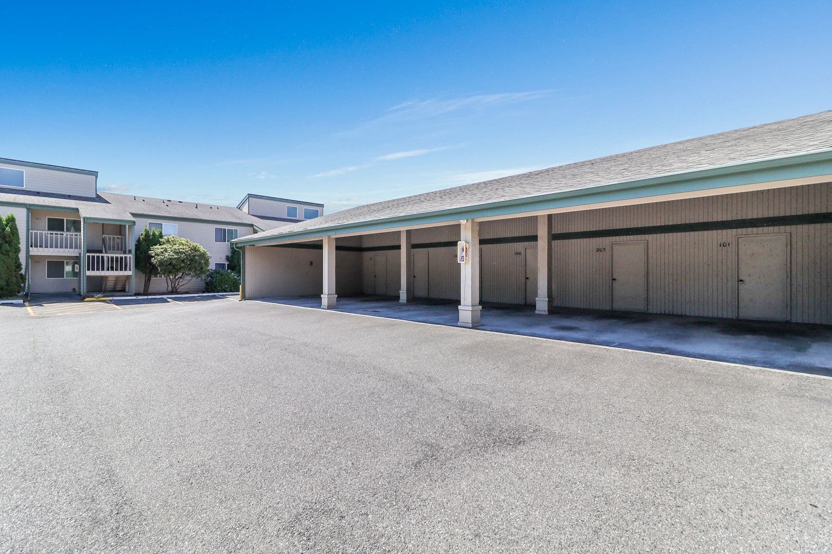 Oak Harbor Apartment: 395 S Oak Harbor St #202
