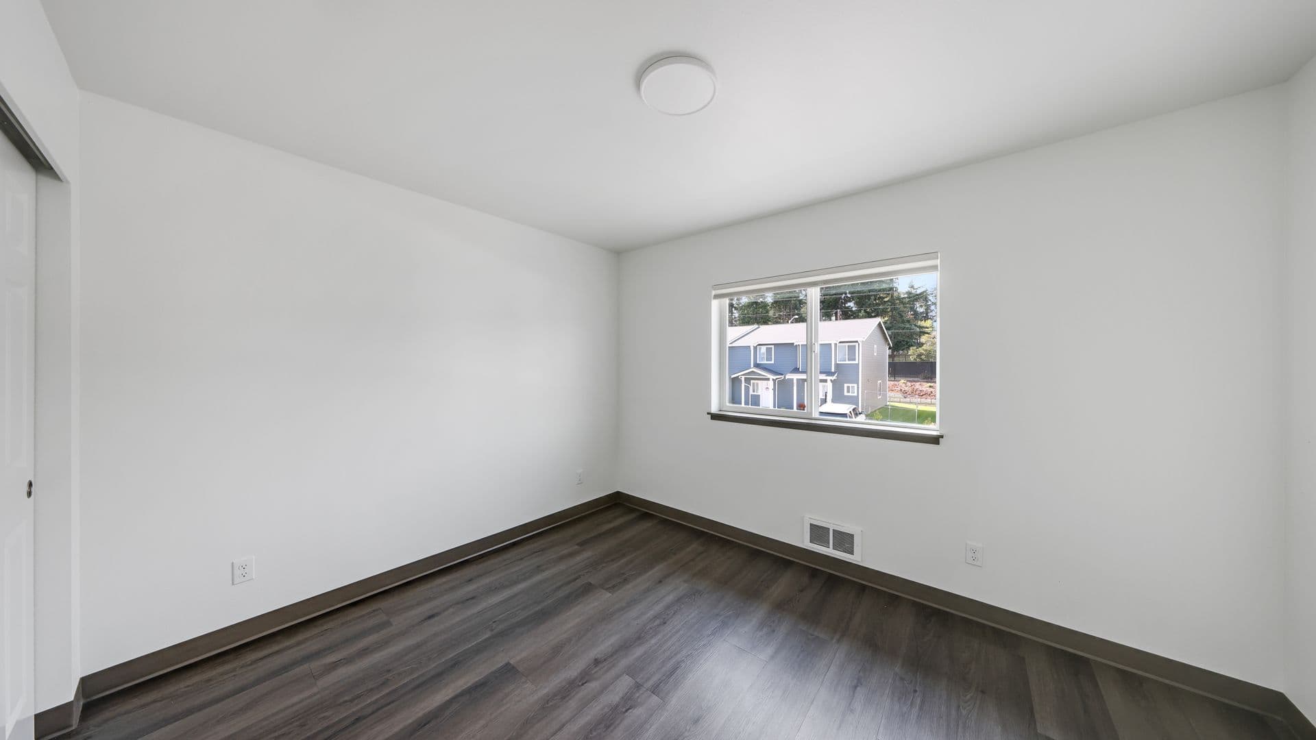 Oak Harbor Townhome: 120 Ne 10th Ave #H1