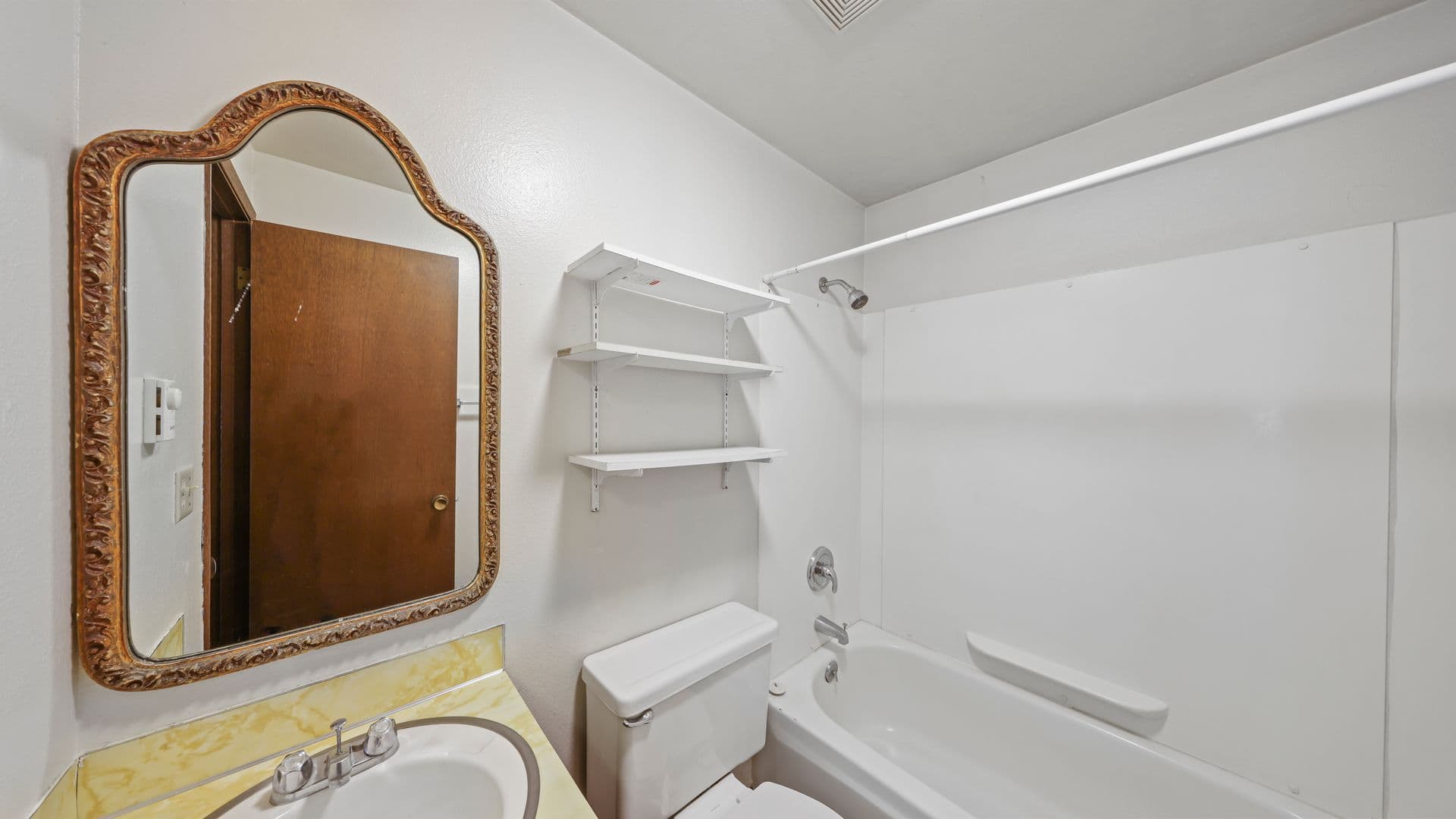 Oak Harbor Apartment: 112 W Henni Rd #2