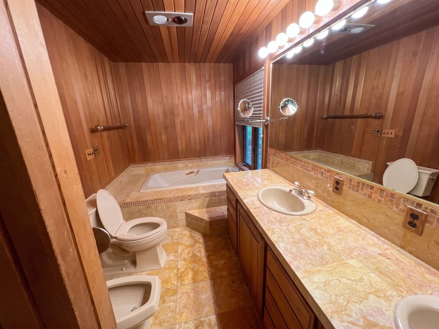 Eureka Apartment: 219 Boyle Drive