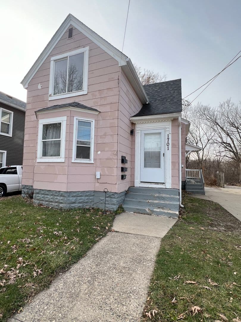 Moline Apartment: 1701 2nd St