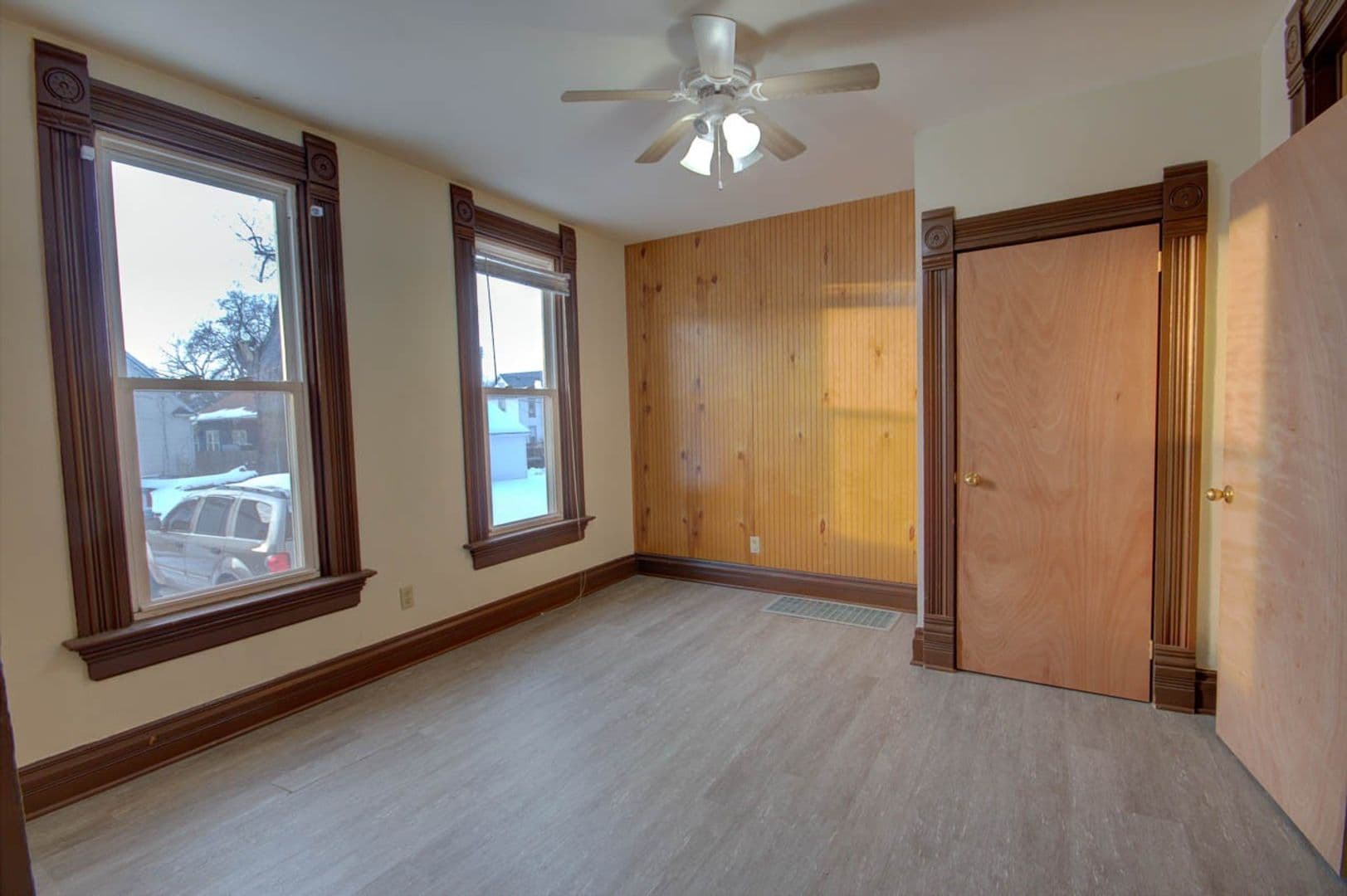 Rock Island Apartment: 2421 8 1/2 Ave