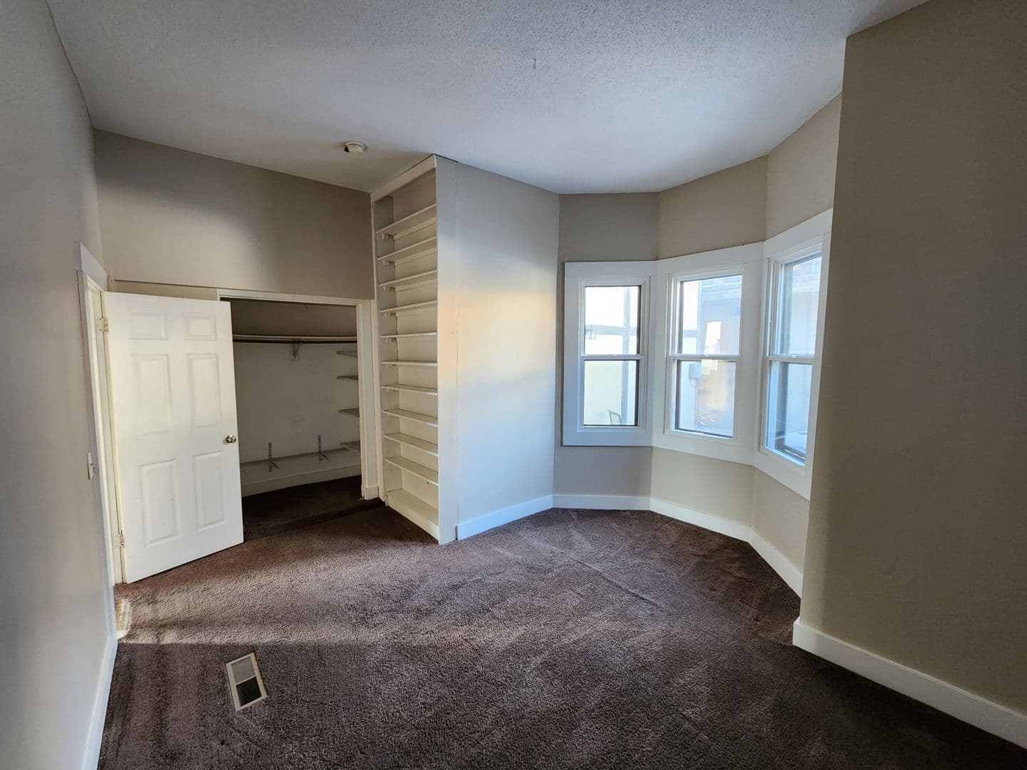 Davenport Apartment: 528 W 6th St