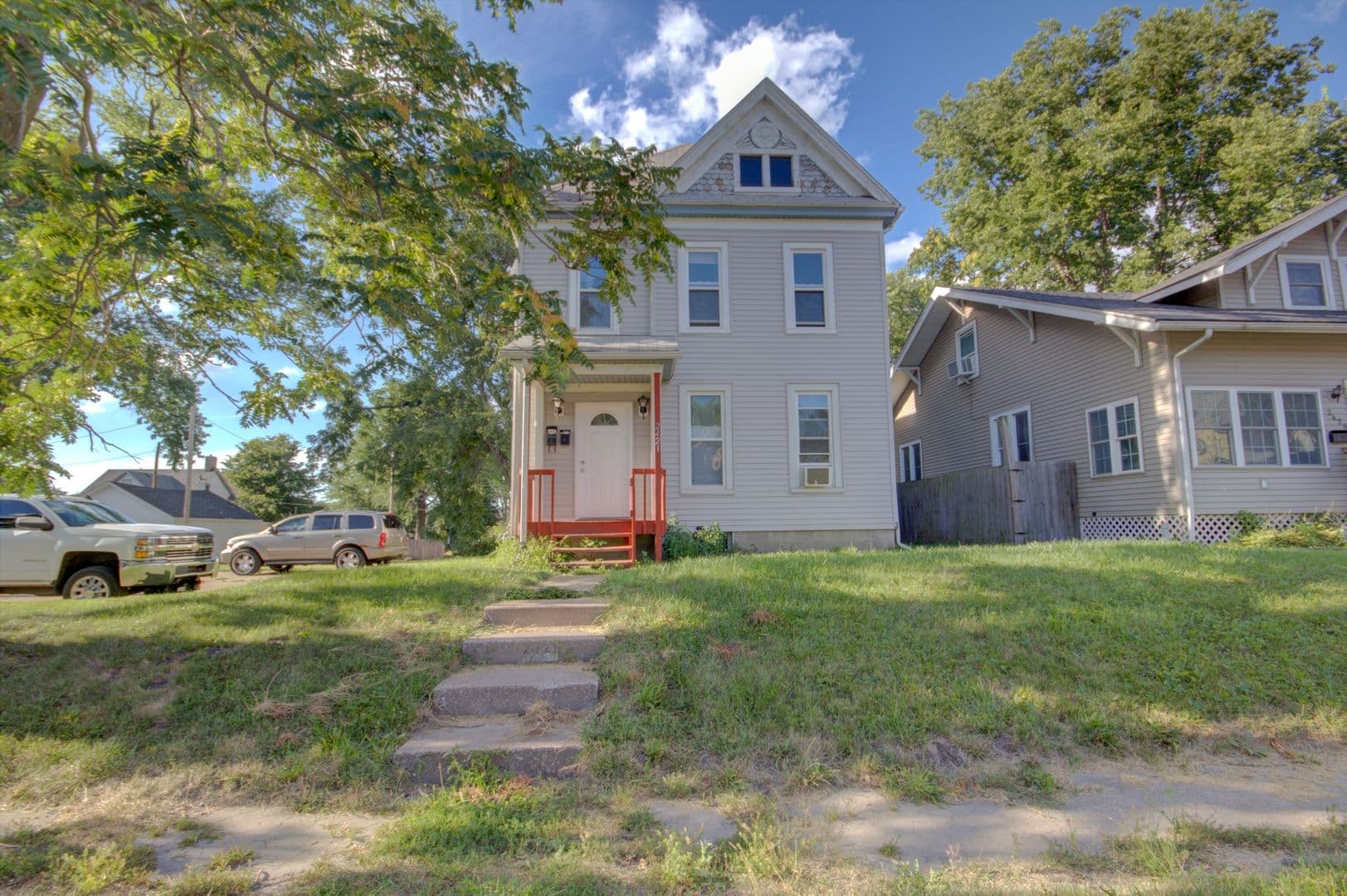 Rock Island Apartment: 2421 8 1/2 Ave