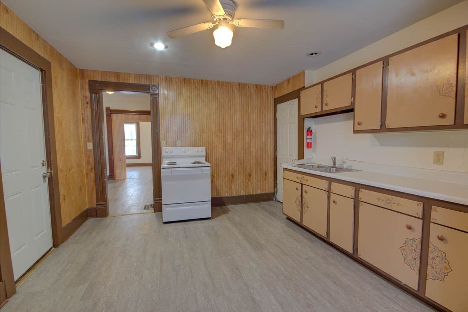 Rock Island Apartment: 2421 8 1/2 Ave