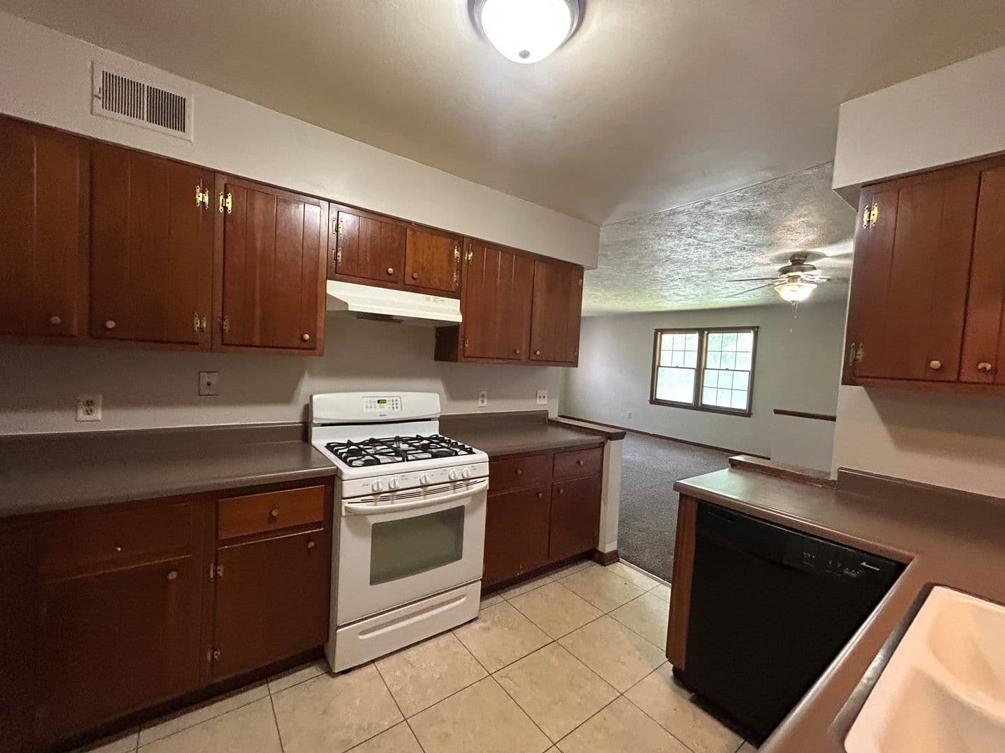Rock Island Apartment: 1450 18th Ave