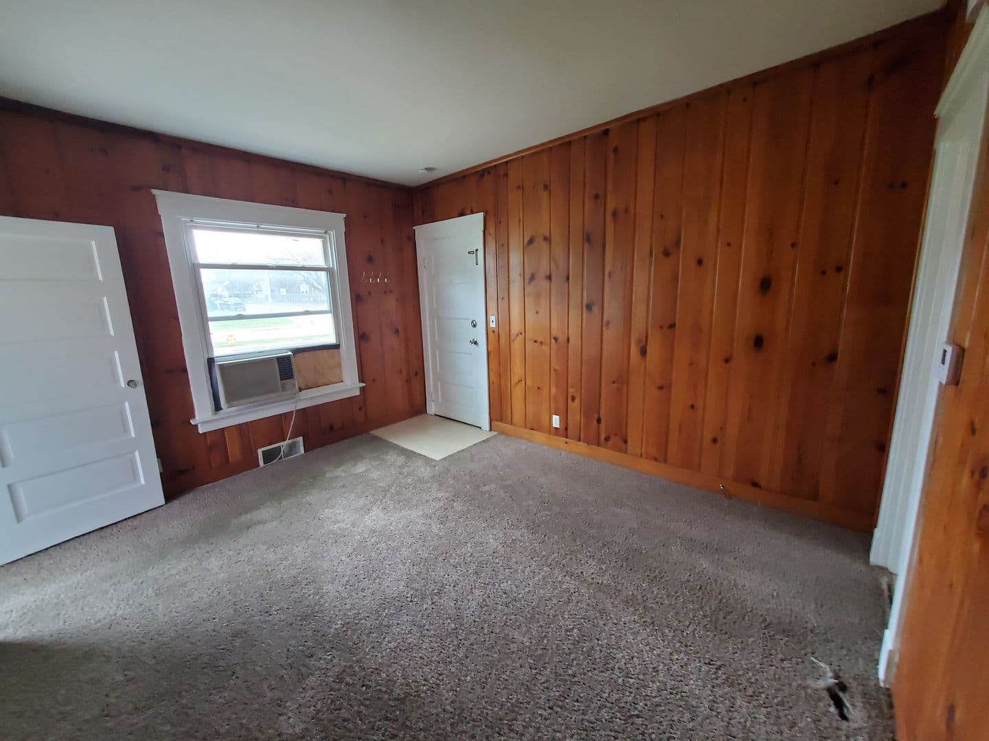 Bettendorf Apartment: 610 15th St