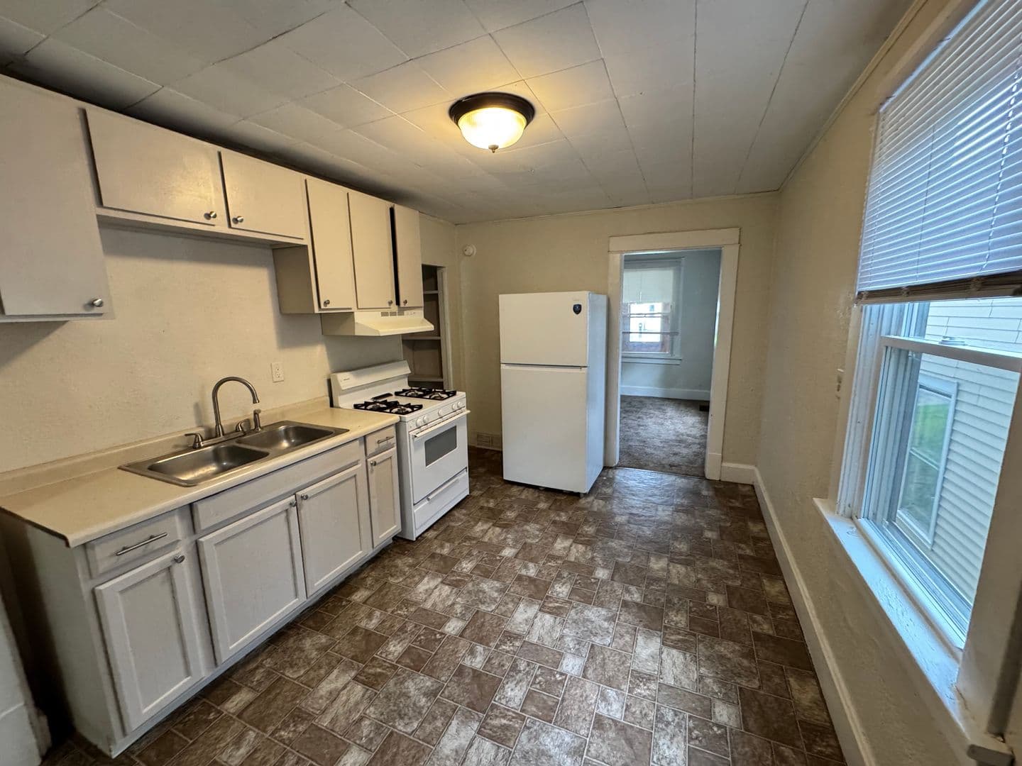 Silvis Apartment: 149 6th Street