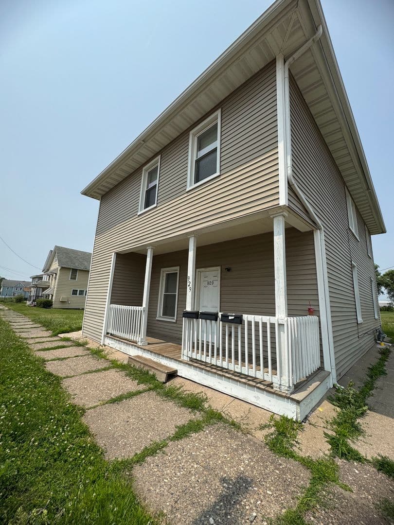 Rock Island Apartment: 929 4th Ave
