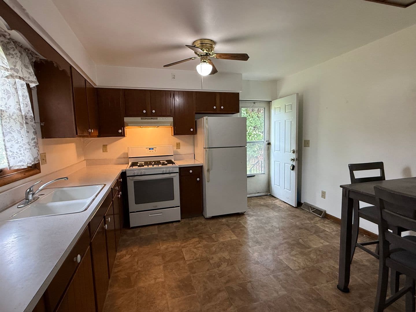 Milan Apartment: 2702 117th Ave W
