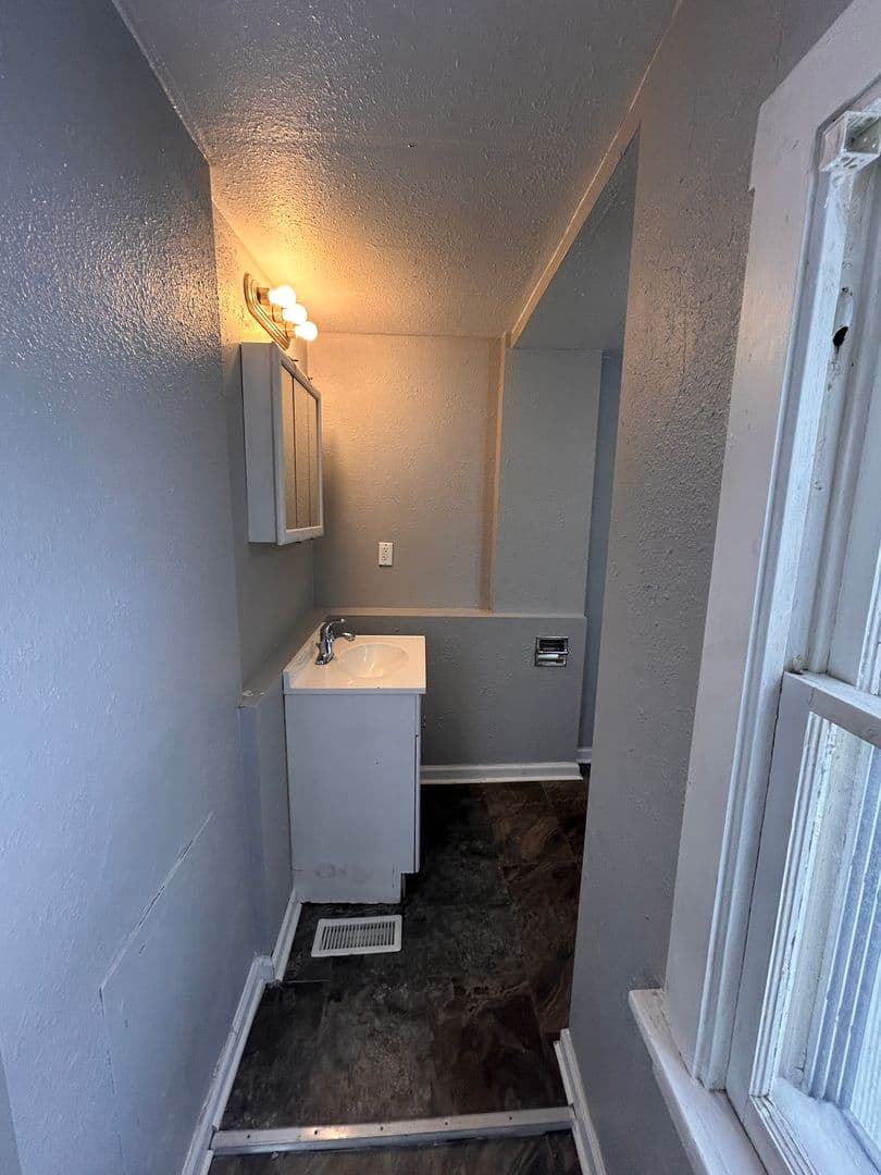 Davenport House: 1823 W 6th St