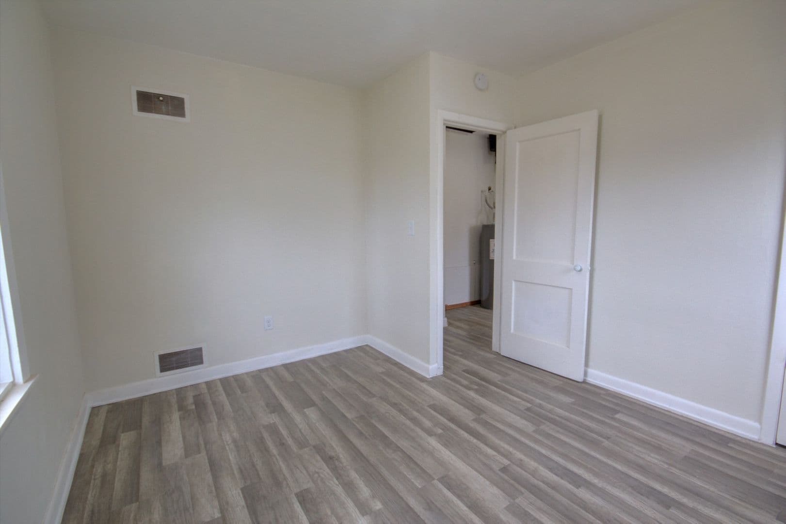 Davenport House: 3856 Johnson Ave