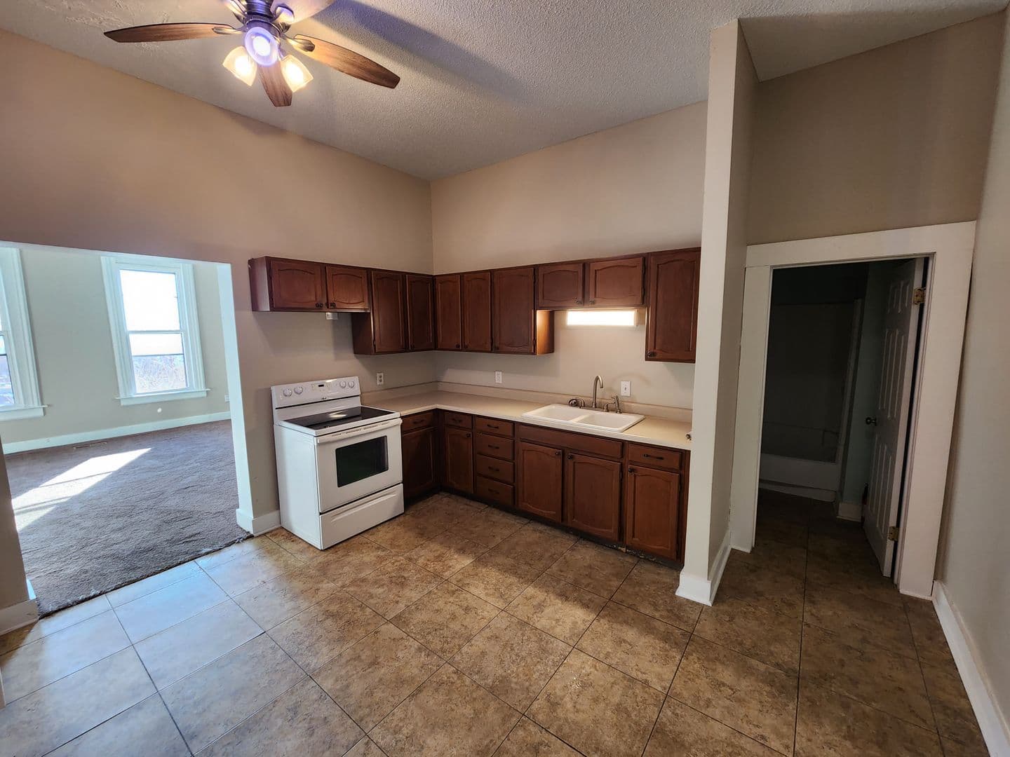 Davenport Apartment: 528 W 6th St