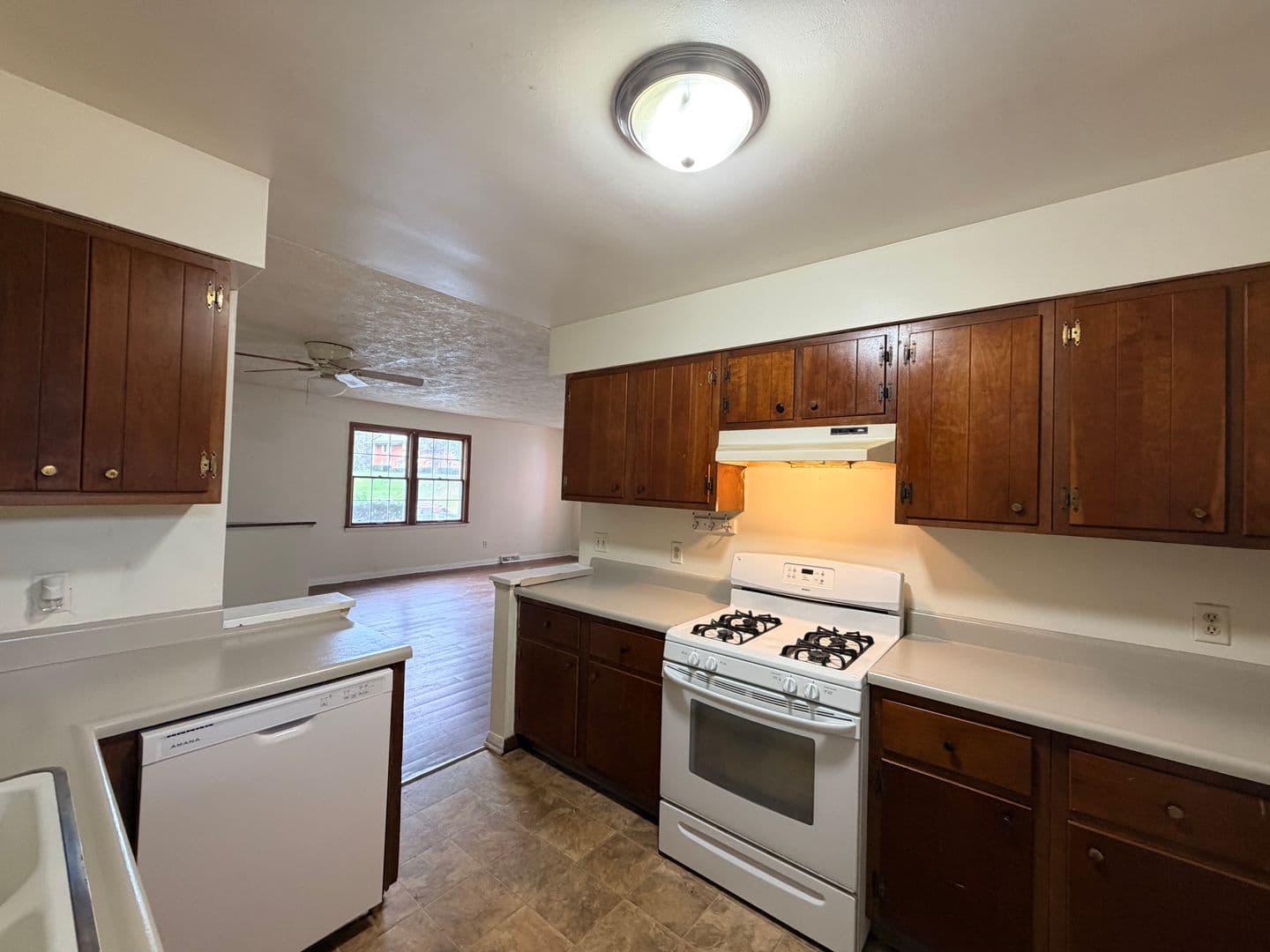 Rock Island Apartment: 1450 18th Ave