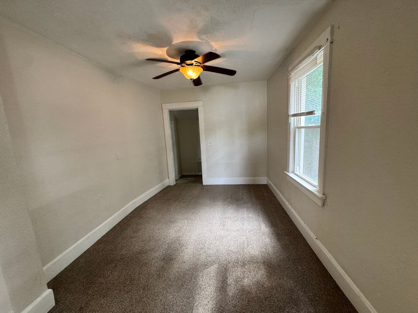 Silvis Apartment: 149 6th Street