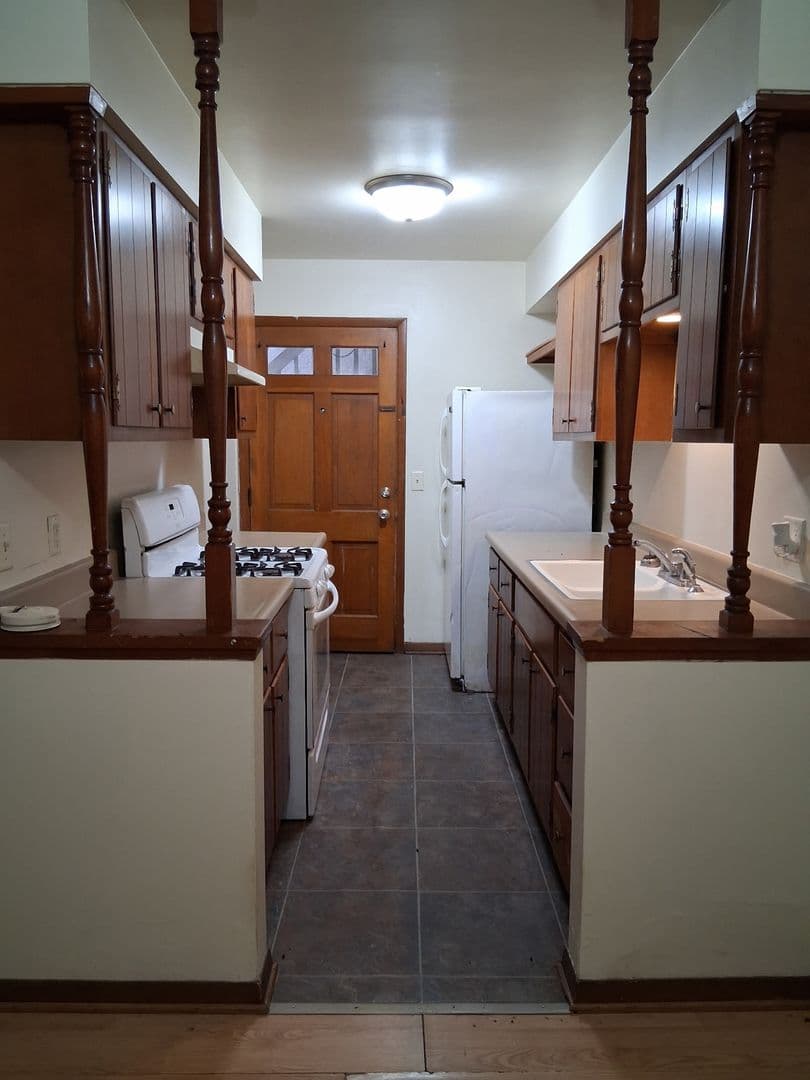 Rock Island Apartment: 1450 18th Ave