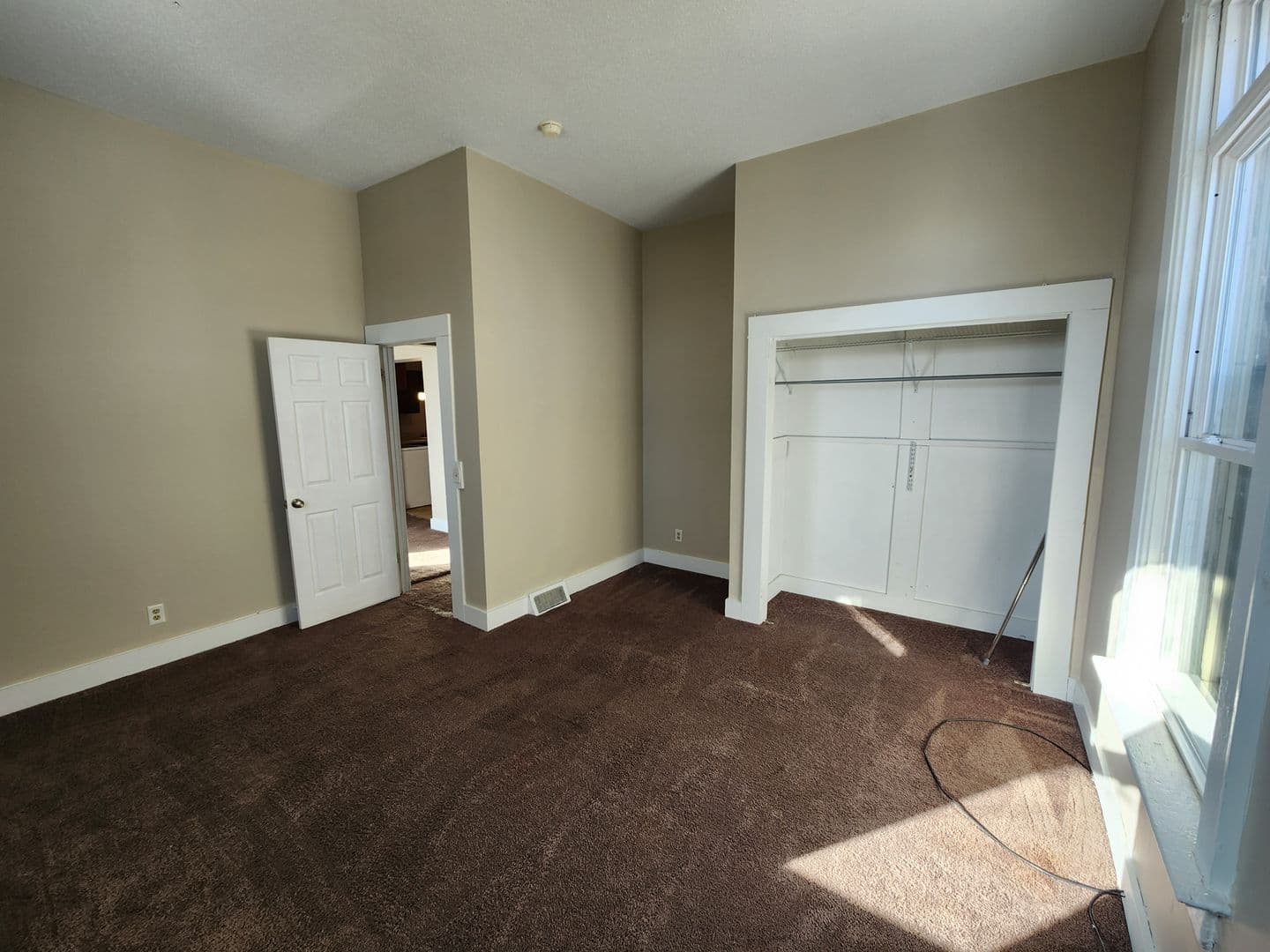 Davenport Apartment: 528 W 6th St