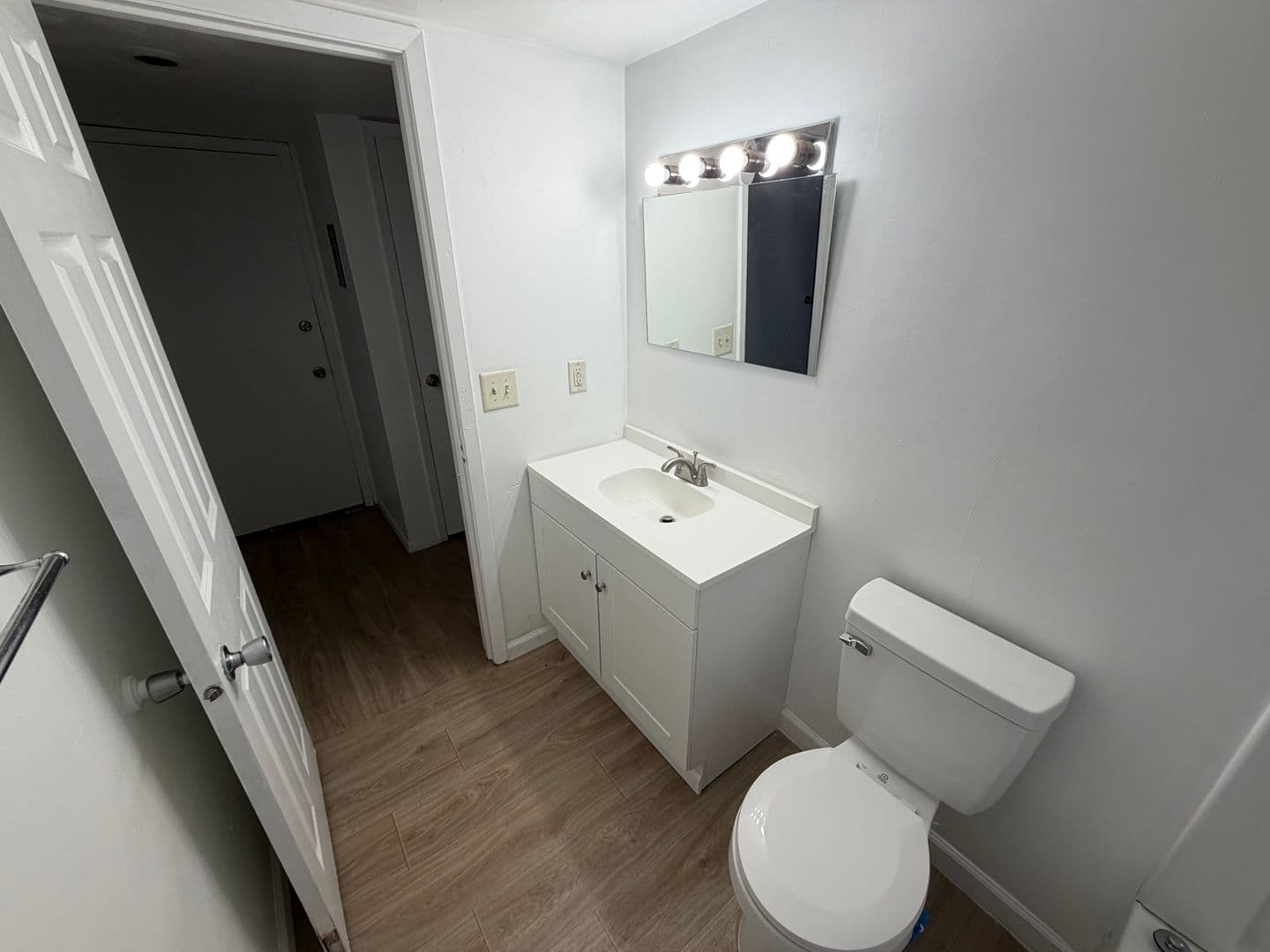 Davenport Apartment: 702 W 63rd Street