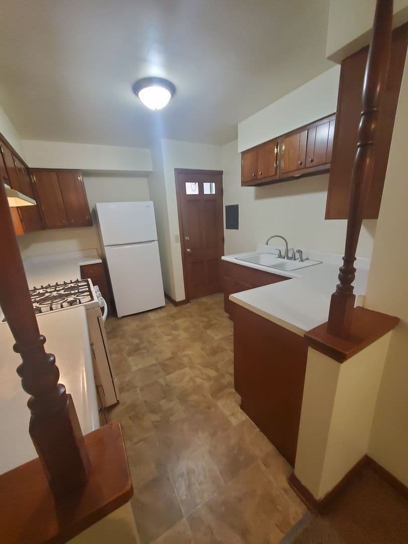 Rock Island Apartment: 1450 18th Ave