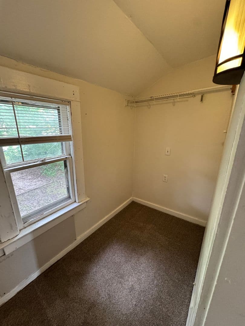 Silvis Apartment: 149 6th Street