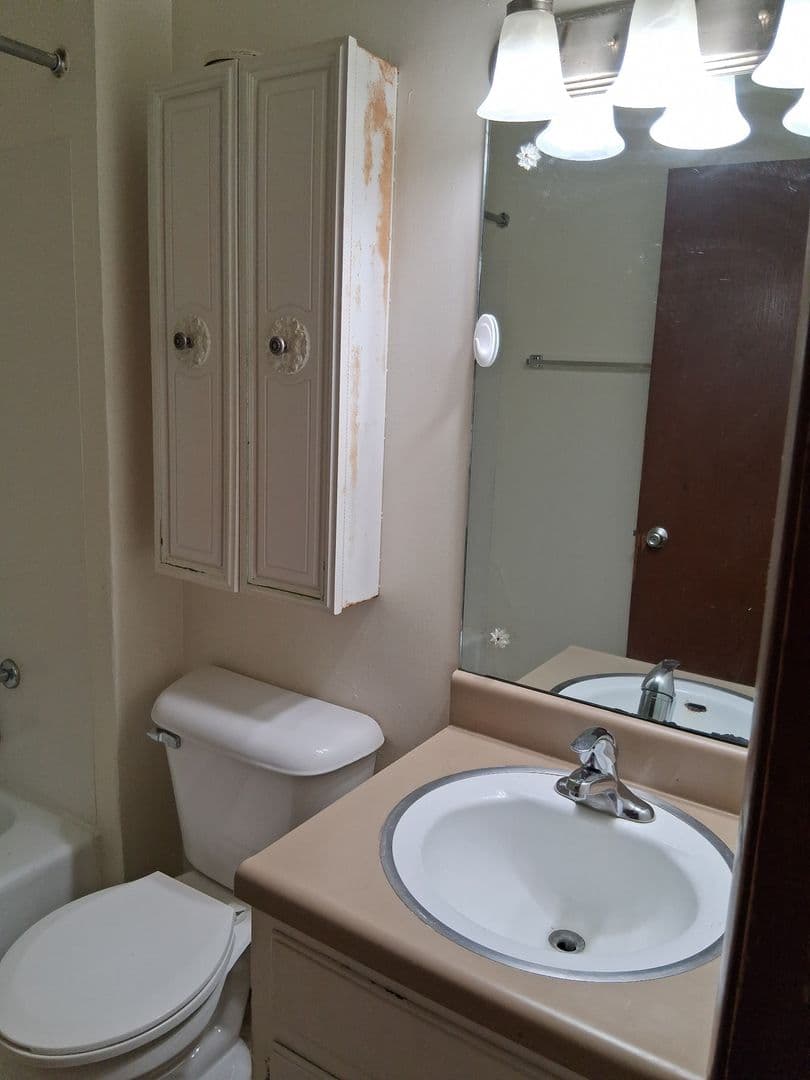Rock Island Apartment: 1450 18th Ave