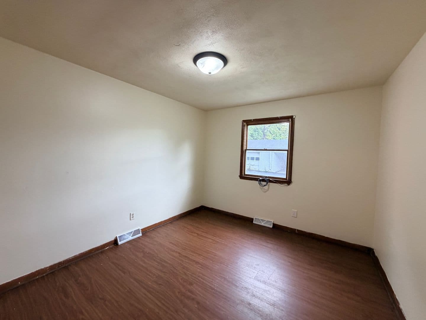 Rock Island Apartment: 1450 18th Ave