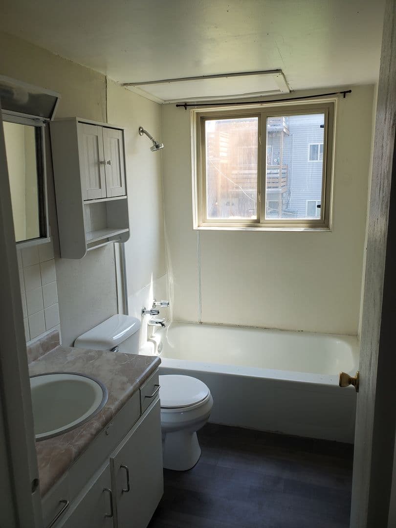 Moline Apartment: 4711 12th Ave