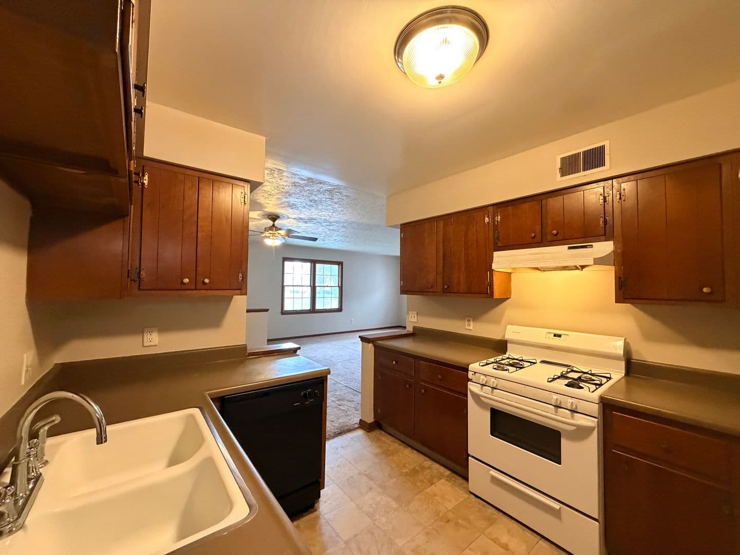 Rock Island Apartment: 1450 18th Ave