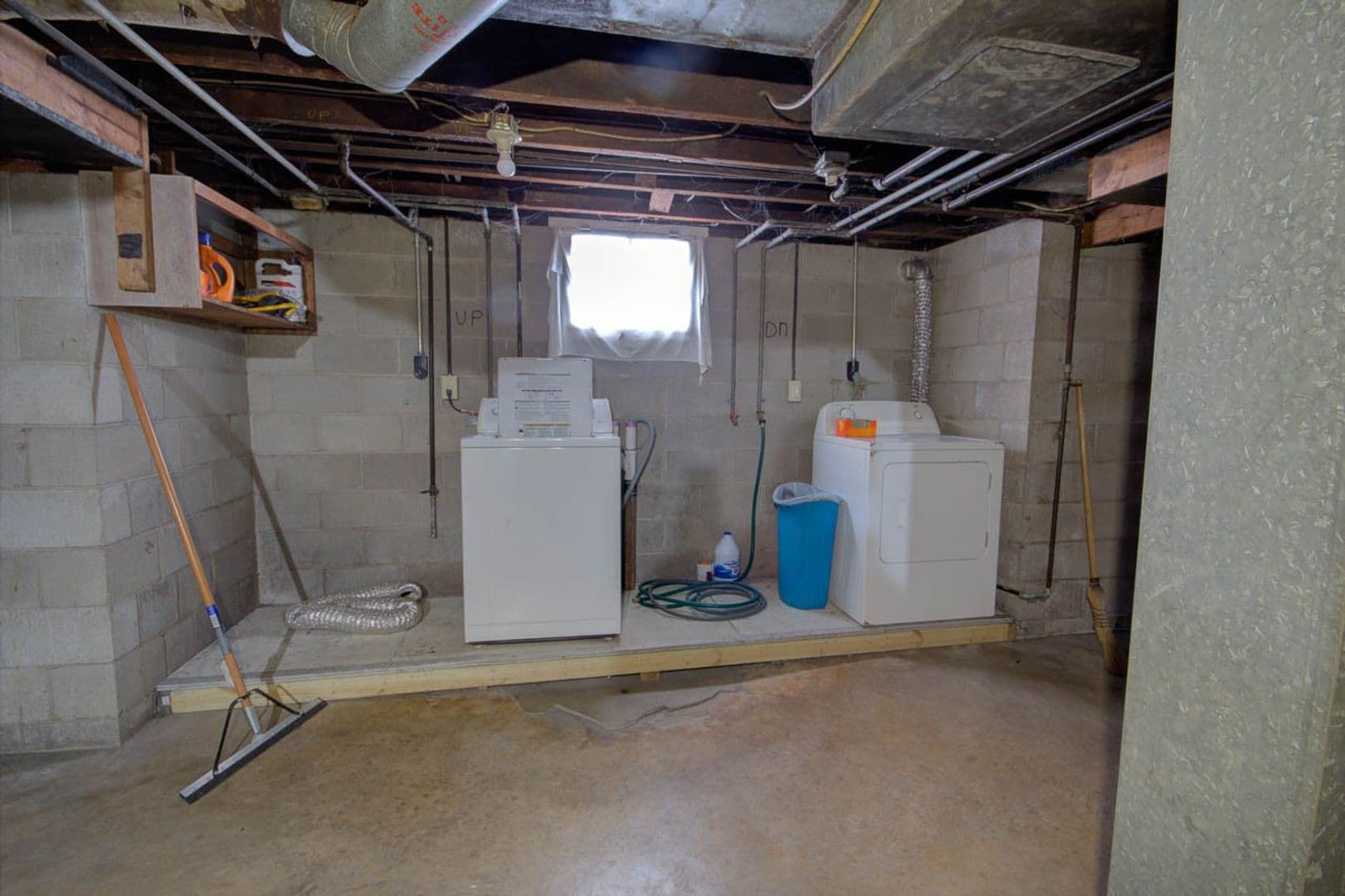 Rock Island Apartment: 2421 8 1/2 Ave