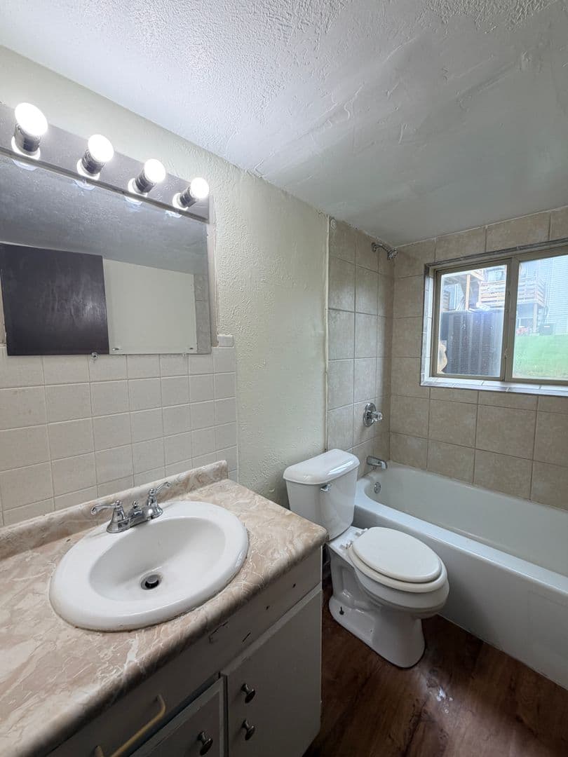 Moline Apartment: 4711 12th Ave