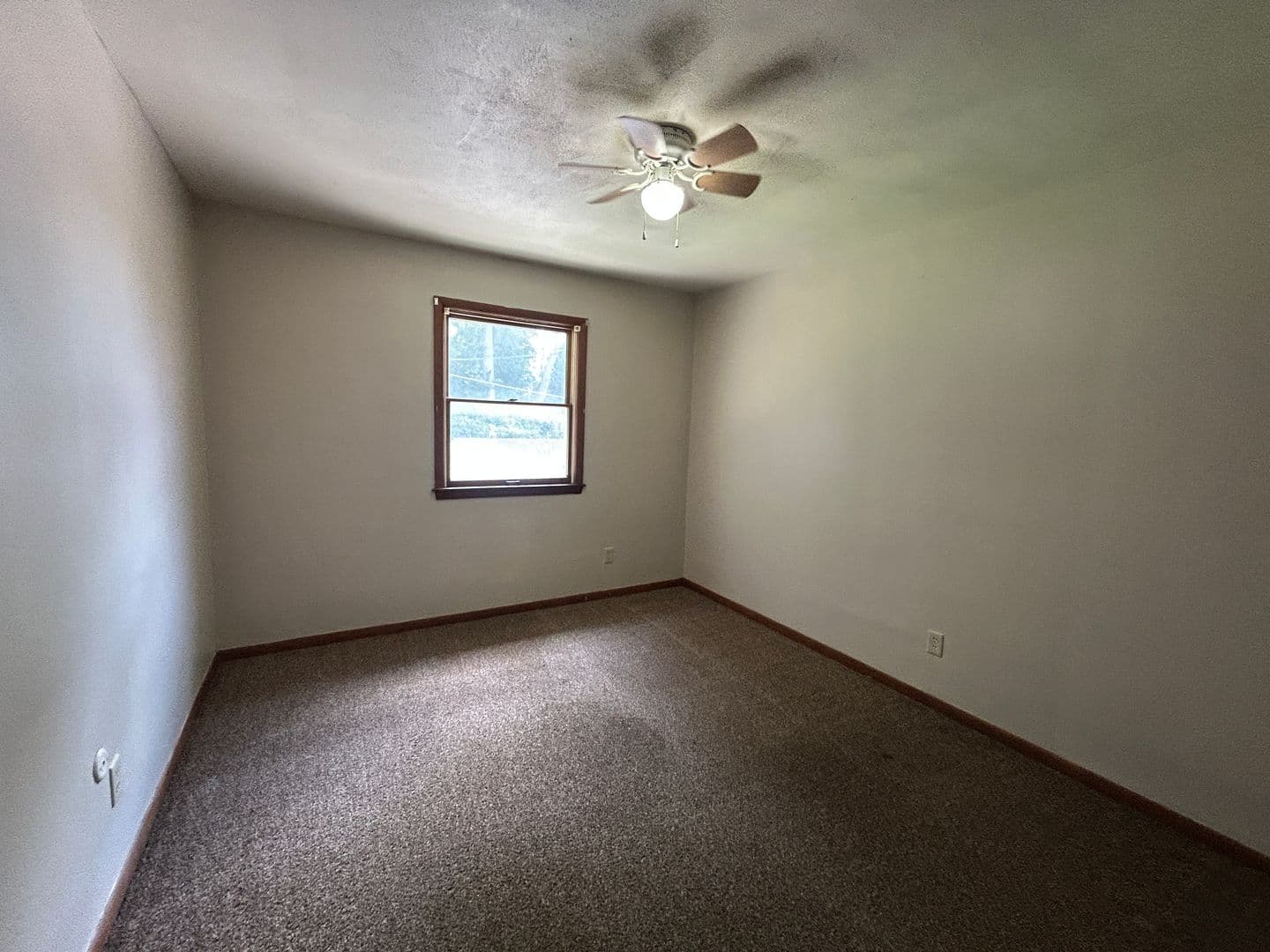 Rock Island Apartment: 1450 18th Ave