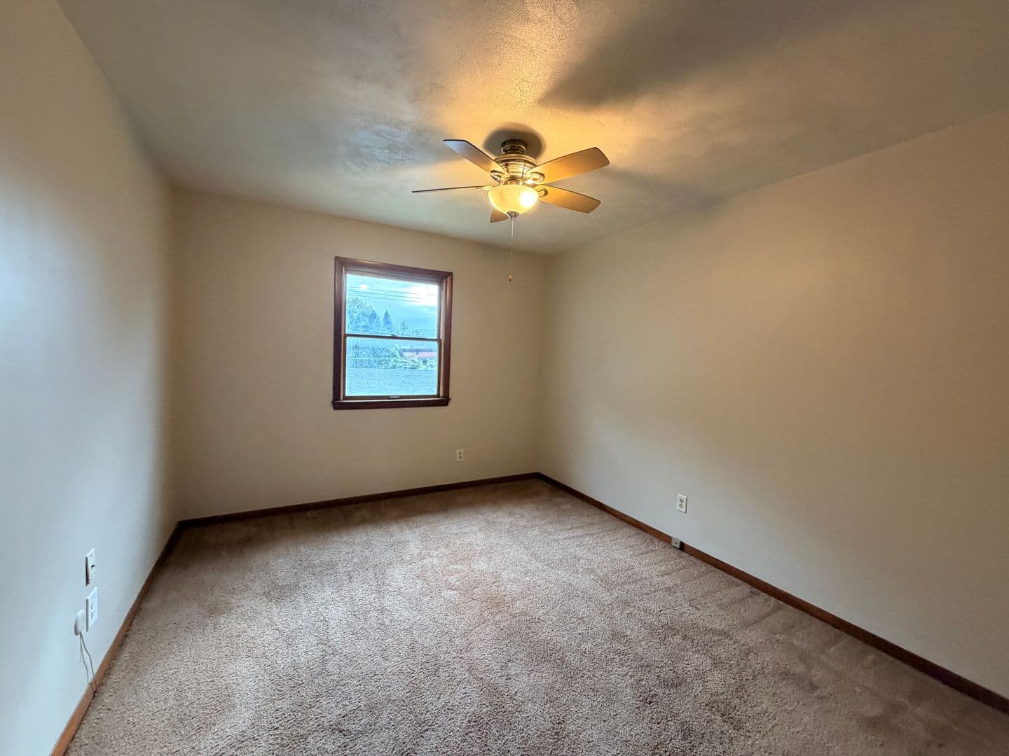 Rock Island Apartment: 1450 18th Ave