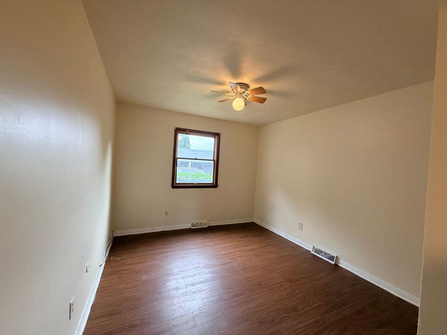 Rock Island Apartment: 1450 18th Ave