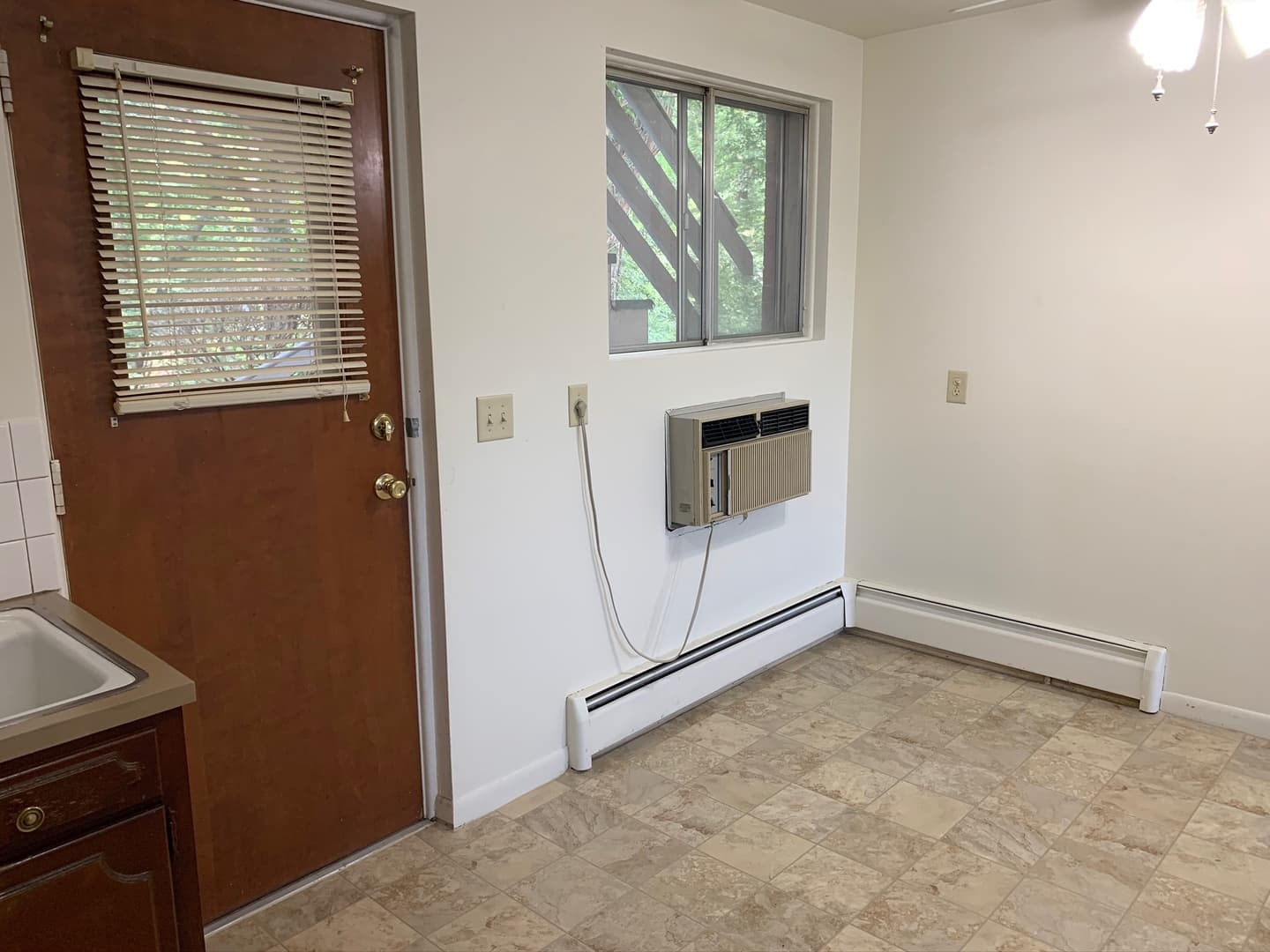 Moline Apartment: 1015 18th Street A